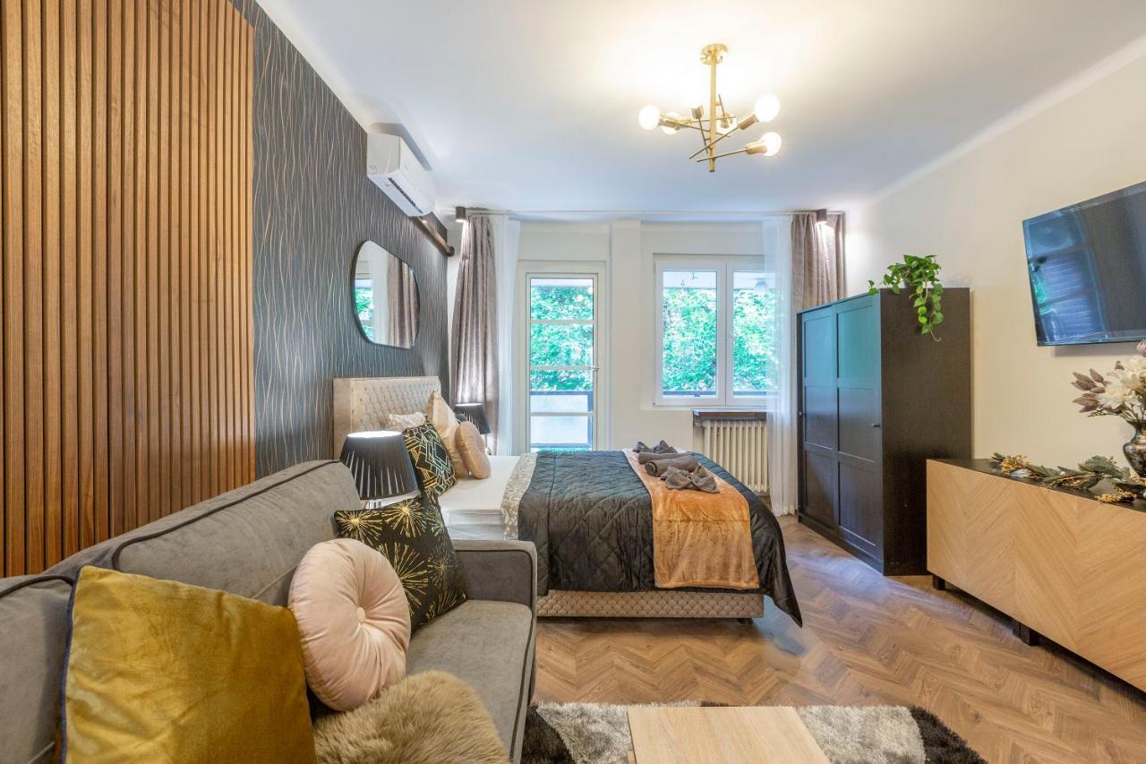 Stylish Quentin Apartment In The King Street Будапеща Екстериор снимка