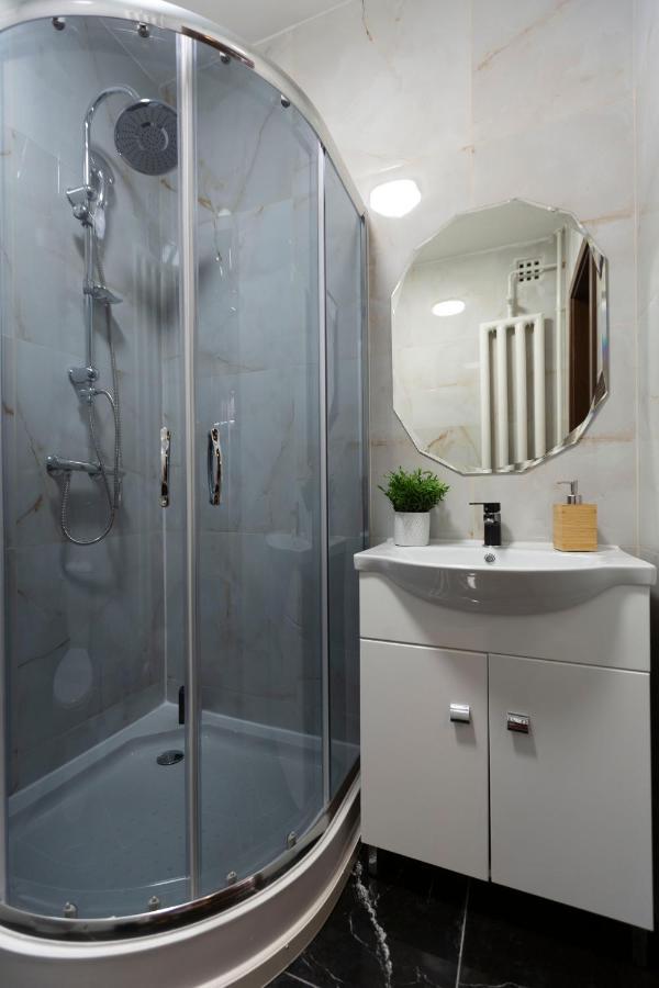Stylish Quentin Apartment In The King Street Будапеща Екстериор снимка