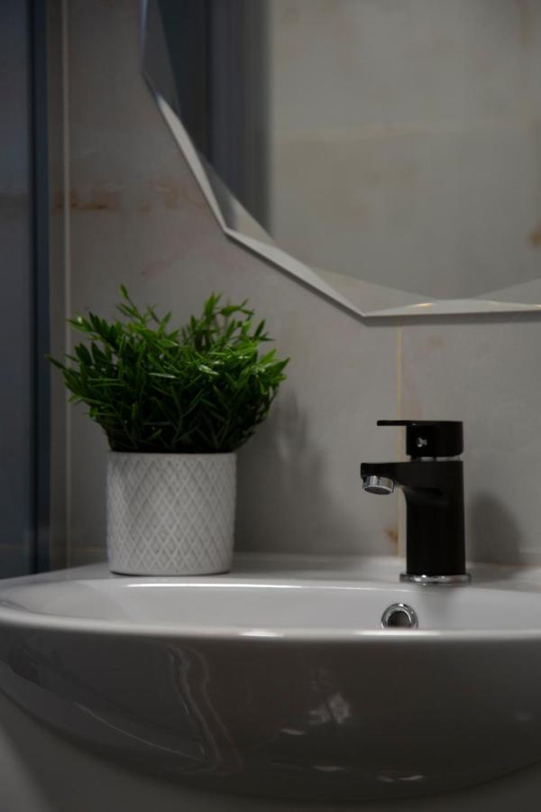 Stylish Quentin Apartment In The King Street Будапеща Екстериор снимка