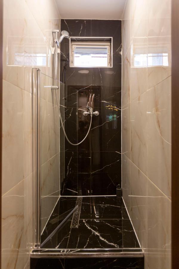 Stylish Quentin Apartment In The King Street Будапеща Екстериор снимка